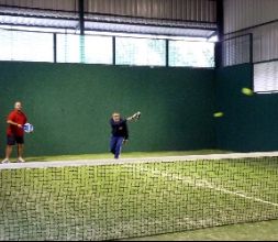 PADEL CUBIERTO JUGANDO