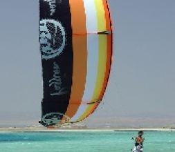 Ven a practicar el kitesurf