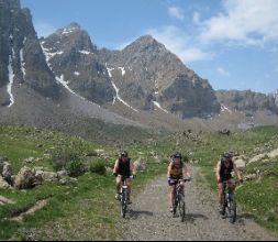 Donant pedals al Vall de Tena.