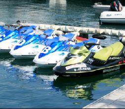 Motos en el muelle