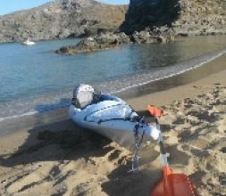 kayak individual en la playa