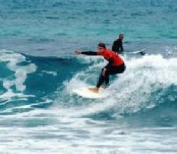 Surf en la playa de Famara