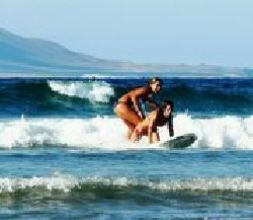 Surf en la playa de Famara