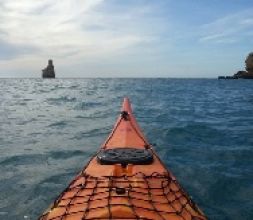 Kayak viendo el atardecer en Benirrás