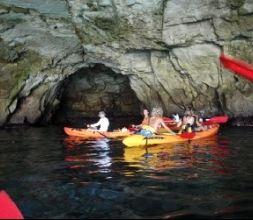 en kayak por las cuevas