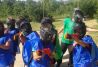 niños jugando a paintball