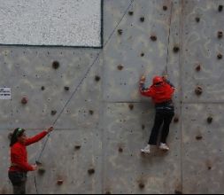 ESCALADA EN ROCODROMO