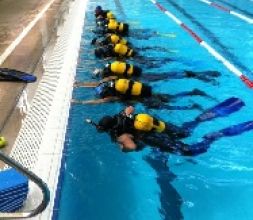 En la piscina