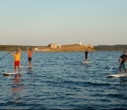 Stand up paddle con amigos en Fornells