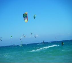 Practica el kitesurf con nosotros