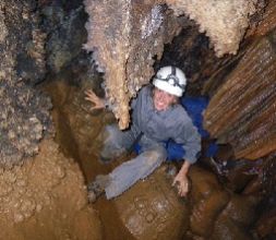 Cueva en Montán con Nómada Aventura