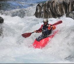 Kayak en el río Ara