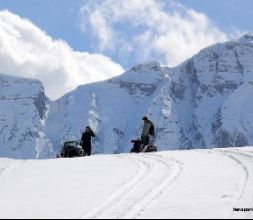 MOTO DE NIEVE EN EL VALLE DE TENA