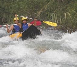 Descenso del río en canoas