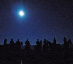 Grupo a caballo en ruta de LUNA LLENA