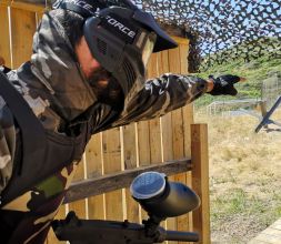 jugador señalando hacia los enemigos en getares paintball 