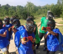niños jugando a paintball