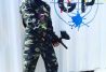 jugador de paintball posando junto al logo